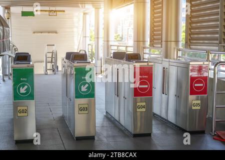 Entrée de la gare moderne portes ouvertes avec lecteurs de cartes électroniques Banque D'Images