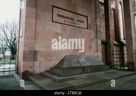 Tombe de Kant dans la vieille cathédrale de Kaliningrad Koenigsberg. KALININGRAD, RUSSIE - 15 décembre 2021 Banque D'Images