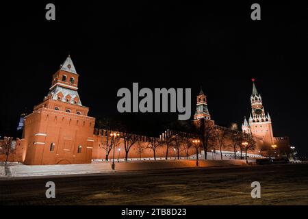 Moscou Kremlin sur la place Rouge la nuit en hiver.Illumination des belles tours du Kremlin. Banque D'Images