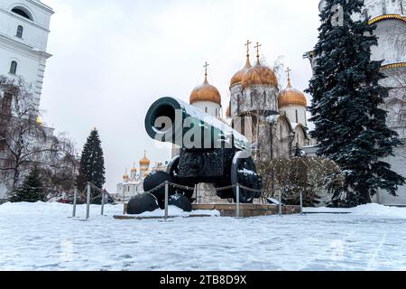 À l'intérieur du mur du Kremlin - Tsar pushka avec Ivan le Grand clocher, Ivan le Grand clocher et le fond de la cathédrale de Dormition sur la place de la cathédrale Mos Banque D'Images