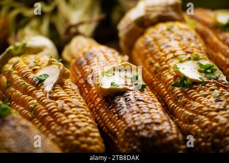 Rafles de maïs sucré grillées avec du beurre assaisonné de coriandre gros plan vue à angle bas Banque D'Images