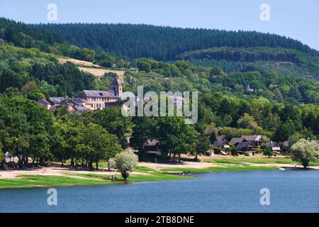 Le lac de Pannecière (Lac de Pannicière) dans le Parc naturel régional du Morvan, à Chaumard, dans le département de la Nièvre (nord-est de la France). Lac-r Banque D'Images