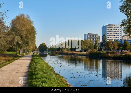 Dijon (nord-est de la France) : le canal de Bourgogne près du lac de Kir à l'écluse 52, les carrières blanches et les bâtiments dans le Fontai Banque D'Images