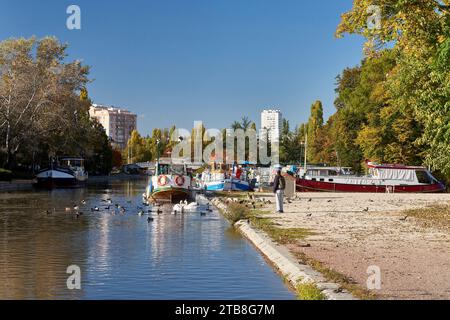 Dijon (nord-est de la France) : port fluvial sur le canal de Bourgogne (français « canal de Bourgogne ») Banque D'Images