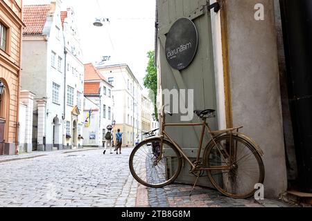 Vieux vélo sur une belle rue pavée dans la vieille partie pittoresque de la ville de Riga, Lettonie Banque D'Images