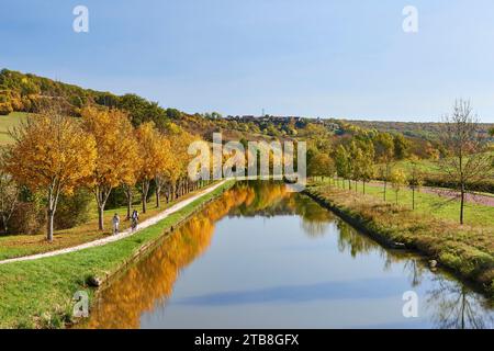 Balade à vélo le long du Canal de Bourgogne à l'écluse 13 à Sainte-Sabine (nord-est de la France). Vélo le long des chemins de halage et des arbres dans les couleurs d'automne, vélo Banque D'Images