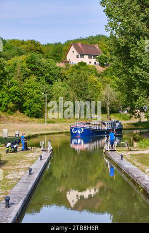 Bundestag-sur-Ouche (nord-est de la France) : arrivée à une écluse sur le Canal de Bourgogne, hôtel-Péniche Banque D'Images