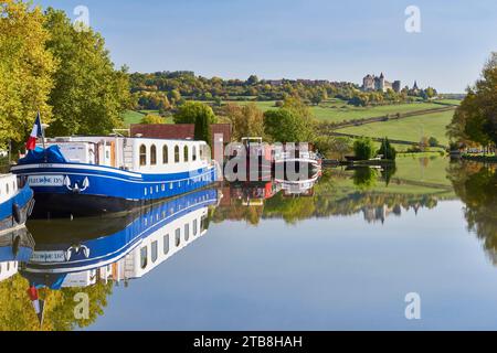 Vandenesse-en-Auxois (nord-est de la France) : vue sur le château de Châteauneuf depuis le port de Vandenesse le long du Canal de Bourgogne en automne Banque D'Images