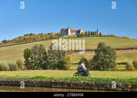 Vandenesse-en-Auxois (nord-est de la France) : vue sur le Château de Châteauneuf depuis le hameau de la Repe et balade à vélo le long du Canal de Bourgogne en A. Banque D'Images