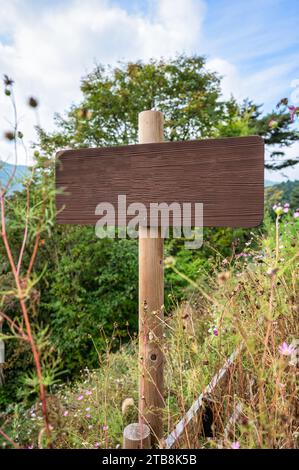 Panneau en bois dans le jardin le jour ensoleillé Banque D'Images