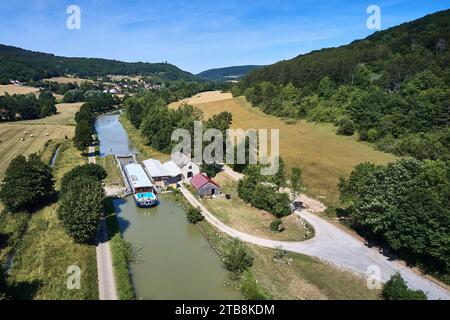 Hôtel-Péniche sur le Canal de Bourgogne, en passant ici par l'écluse de charme à Saint-Victor-sur-Ouche (nord-est de la France) Banque D'Images