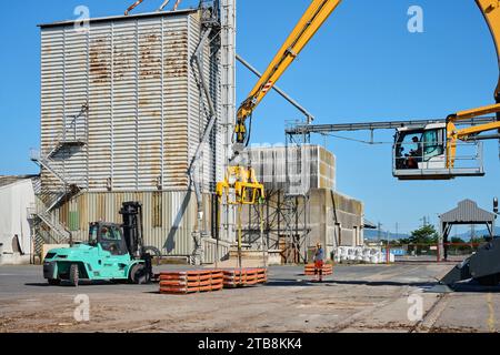 Villefranche-sur-Saône (centre-est de la France) : manutention de bateaux dans le port fluvial. Déchargement de 910 tonnes de tôle de la barge « l'itinéraire » Banque D'Images