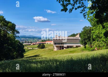 Prieuré de l'ordre dominicain, Monastère de Sainte-Marie de la Tourette, bâtiment en béton conçu par l'architecte le Corbusier, à Eveux-sur-Arbresle (centr Banque D'Images