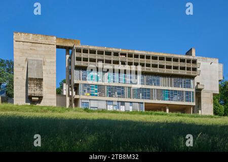 Prieuré de l'ordre dominicain, Monastère de Sainte-Marie de la Tourette, bâtiment en béton conçu par l'architecte le Corbusier, à Eveux-sur-Arbresle (centr Banque D'Images