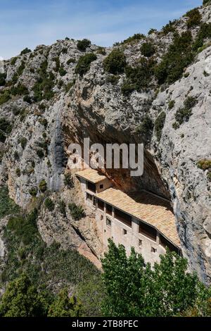 Espagne, Aragon, province de Huesca : le monastère catholique et le site sacré “Ermita de la Virgen de la Peña” (Ermitage de la Vierge du Rocher) au-dessus de t Banque D'Images