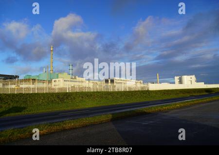 La Hague (Normandie, nord-ouest de la France) : usine de retraitement de combustible nucléaire exploitée par Orano cycle, dans la péninsule du Cotentin Banque D'Images