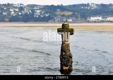 Saint-Michel-en-Greve (Bretagne, nord-ouest de la France) : Croix de mi-lieue situé entre Saint-Michel-en-Greve et Plestin-en-Greve Banque D'Images
