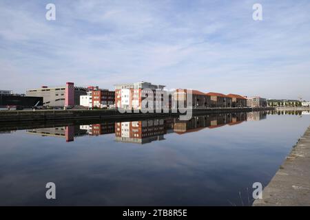 La Havre (nord-ouest de la France), 2022/09/22, nouveaux immeubles de bureaux et résidentiels dans le quartier des Docks rénové. Banque D'Images