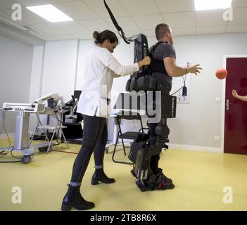 Saint-Sébastien-de-Morsent, Hôpital la Musse (Nord de la France) : l'exosquelette Atalante de la start-up Wandercraft Banque D'Images