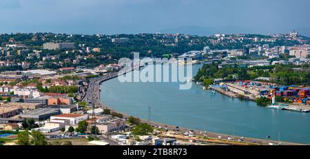 Lyon (centre-est de la France) : vue aérienne du Rhône et du domaine des Gones depuis le sud. En arrière-plan, le site de la nouvelle passerelle l Banque D'Images