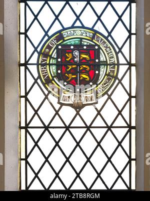 Un vitrail partiel, de l'abbé de Valeroyal, Chester, donateur 1493, dans l'église universitaire de St Mary à Cambridge, Angleterre. Banque D'Images