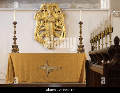 Les Majestas (montrant Jésus-Christ ressuscité dans la gloire), sculpture en bois doré d'Alan Durst, dans l'église universitaire St Mary à Cambridge. Banque D'Images