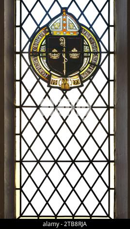 Un vitrail partiel, de Robert Cubitt, Abbé de St Benoît, Hulme, donateur 1499, dans l'église universitaire de St Mary à Cambridge, Angleterre. Banque D'Images