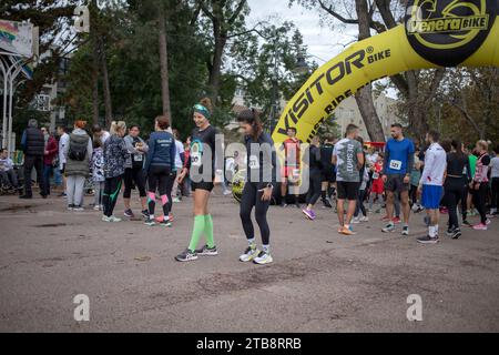 Belgrade, Serbie, le 4 novembre 2023 : des personnes au début de la course caritative qui recueille des fonds pour soutenir une personne qui a besoin d’un traitement médical Banque D'Images