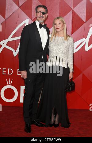 Londres, Royaume-Uni. 04 décembre 2023. Pavlos, Prince héritier de Grèce et Marie-Chantal, Princesse héritière de Grèce assistent aux Fashion Awards 2023 présentés par Pandora au Royal Albert Hall de Londres. (Photo Fred Duval/SOPA Images/Sipa USA) crédit : SIPA USA/Alamy Live News Banque D'Images