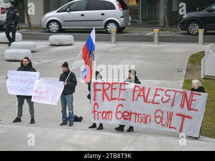 Ljubljana, Slovénie. 05 décembre 2023. Une manifestation pro-palestinienne a lieu devant le lieu d'un débat auquel le ministre allemand des Affaires étrangères prend également la parole. Une banderole dit "LIBÉRER LA PALESTINE de LA CULPABILITÉ allemande" (BEFRIT Palästina de CULPABILITÉ allemande). Baerbock s'est rendue mardi en Slovénie et a également rencontré son homologue slovène et Premier ministre Golob dans la capitale Lubljana. Crédit : Hannes P. Albert/dpa/Alamy Live News Banque D'Images