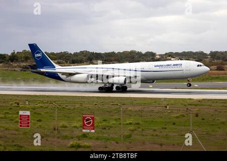 Universal Sky Carrier (USC) Airbus A340-313 (REG : D-AUSC) arrivant pour la 3e fois en quelques jours sur l'île. Banque D'Images