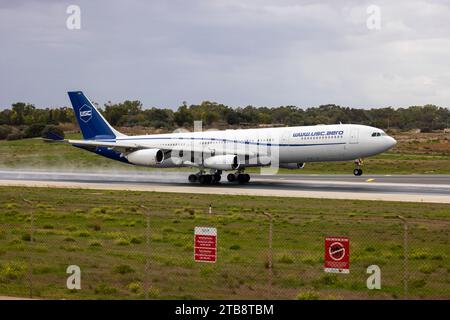 Universal Sky Carrier (USC) Airbus A340-313 (REG : D-AUSC) arrivant pour la 3e fois en quelques jours sur l'île. Banque D'Images