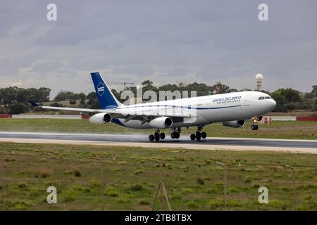 Universal Sky Carrier (USC) Airbus A340-313 (REG : D-AUSC) arrivant pour la 3e fois en quelques jours sur l'île. Banque D'Images