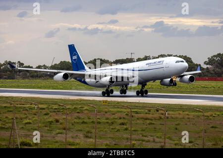 Universal Sky Carrier (USC) Airbus A340-313 (REG : D-AUSC) arrivant pour la 3e fois en quelques jours sur l'île. Banque D'Images