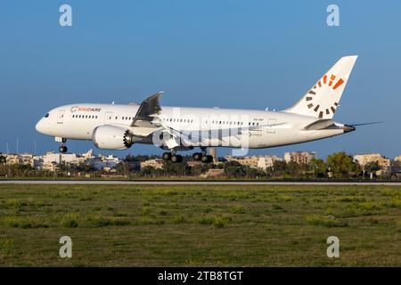 Solidaire (Comlux Aruba) Boeing 787-8 Dreamliner (REG : P4-787) arrivant en fin de soirée. Banque D'Images