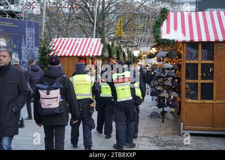 Weihnachtsmarkt auf dem Breitscheidplatz à Berlin. Erhöhte Sicherheitsstandards wegen Terrorgefahr, Sicherheitspersonal, Polizei, Berlin Banque D'Images