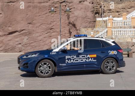 Melenara, Gran Canaria, Espagne - 24 novembre 2023 : une voiture bleue de la police nationale espagnole dans la ville côtière de Melenara. La police nationale espagnole le sont Banque D'Images