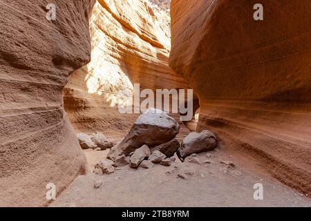 Chemin intérieur à l'étonnant canyon orange ou george, Barranco de las Vacas, Gran Canaria, îles Canaries, Espagne Banque D'Images