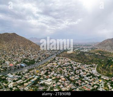 Vue aérienne de Kaboul ville Afghanistan. Route de la ville avec des voitures et des maisons sur les collines Banque D'Images