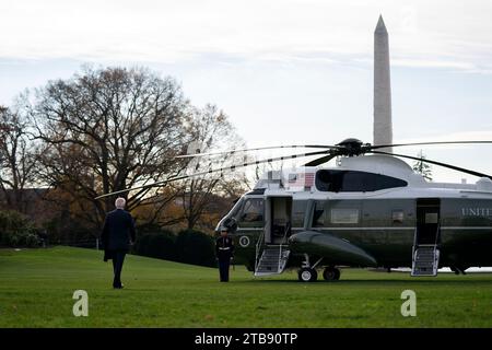 Washington, États-Unis. 05 décembre 2023. Le président Joe Biden traverse la pelouse sud pour embarquer à bord du Marine One en route pour Boston à la Maison Blanche à Washington, DC, le mardi 5 décembre 2023. Photo Bonnie Cash/UPI crédit : UPI/Alamy Live News Banque D'Images