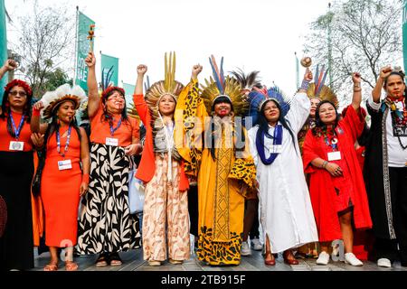 Les femmes autochtones d’Amazonie défilent en signe de solidarité sur le Centre d’exposition des alliés lors de la COP28, Conférence des Nations Unies sur les changements climatiques, organisée par la CCNUCC au Centre d’exposition de Dubaï, Émirats arabes Unis, le 5 décembre 2023. La COP28 de la Conférence sur le climat, qui se déroulera du 29 novembre au 12 décembre, les dirigeants traceront leur chemin vers les objectifs climatiques nationaux. Banque D'Images