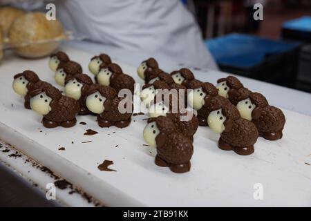 Komen, Belgique. 05 décembre 2023. Produits chocolatés photographiés à la chocolaterie Libeert à Komen (Comines), mardi 05 décembre 2023. Libeert Belgian Chocolate Creators célèbre son 100e anniversaire et inaugure une nouvelle ligne d’emballage. BELGA PHOTO KURT DESPLENTER crédit : Belga News Agency/Alamy Live News Banque D'Images