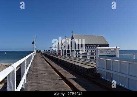 Voies ferrées sur la jetée avec souvenir boutique de cadeaux et musée, une destination touristique populaire, Buseelton, Australie occidentale, Australie Banque D'Images