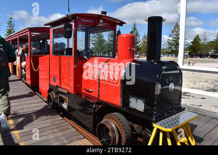 Busselton, Western Australia, Australie, septembre 25 2023 : train de jetée électrique Stockton Express alimenté par 30 panneaux solaires sur son toit, avec touriste Banque D'Images