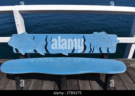 Busselton, Australie occidentale, Australie, septembre 25 2023 : Banc bleu orné de poissons sculptés sur la jetée Banque D'Images