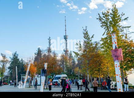 Almaty, Kazakhstan - 28 avril 2023 : Tour de télévision de la ville d'Almaty sur la colline de Kok-Tobe avec des touristes à pied Banque D'Images