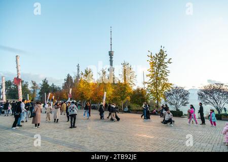 Almaty, Kazakhstan - 28 avril 2023 : Tour de télévision de la ville d'Almaty sur la colline de Kok-Tobe avec des touristes à pied Banque D'Images