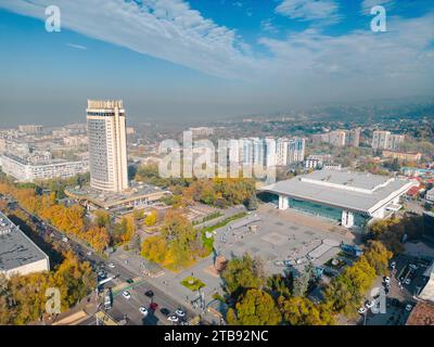 Almaty, Kazakhstan - 28 octobre 2023 : vue aérienne de la place Abai avec Palais de la République dans la ville d'Almaty Kazakhstan à proximité. Abai était un poète kazakh, Banque D'Images