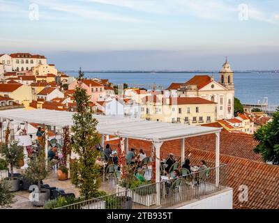 Le café de la terrasse au point de vue Portas do sol dans la vieille ville Alfama quartier de Lisbonne Portugal Banque D'Images