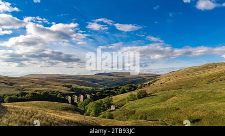 Le viaduc de Dent Head sur le chemin de fer Settle-Carlisle près de Cowgill dans les Yorkshire Dales, North Yorkshire, Angleterre, Royaume-Uni Banque D'Images
